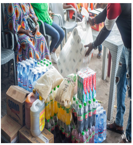 Distribution d'aide humanitaire (eau, nourriture, hygiène, Colgate)