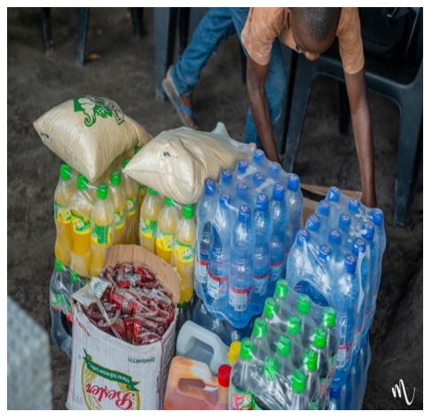 Dons et vivres préparés pour la distribution (eau, riz, pâtes, boissons)