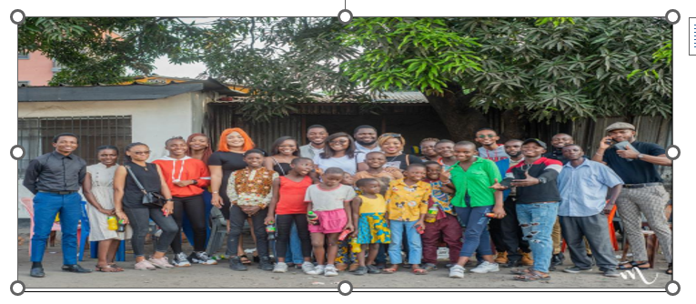 Groupe d'adultes et d'enfants au centre d'accueil de l'État