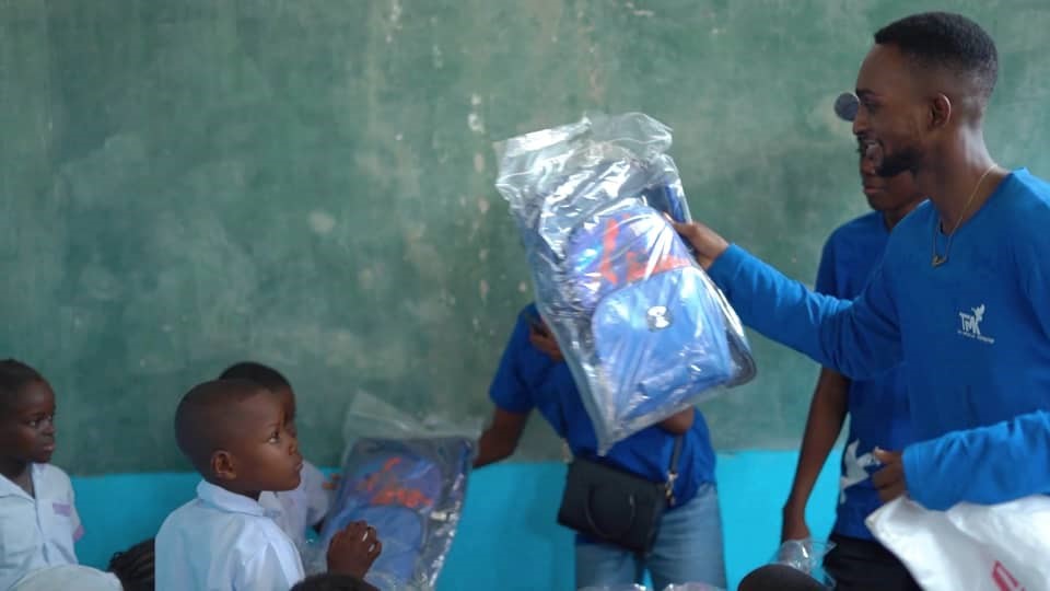 Distribution de sacs à dos aux élèves – C.S. ELOHIM