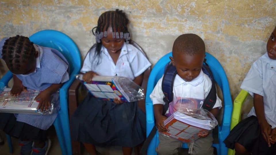 Élèves avec leurs fournitures scolaires – C.S. ELOHIM