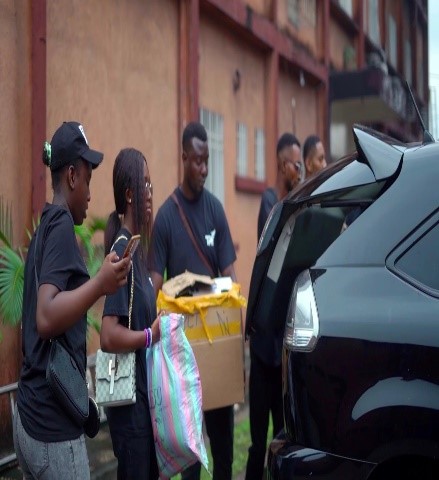 Chargement des fournitures – en route vers l'hôpital Mabanga